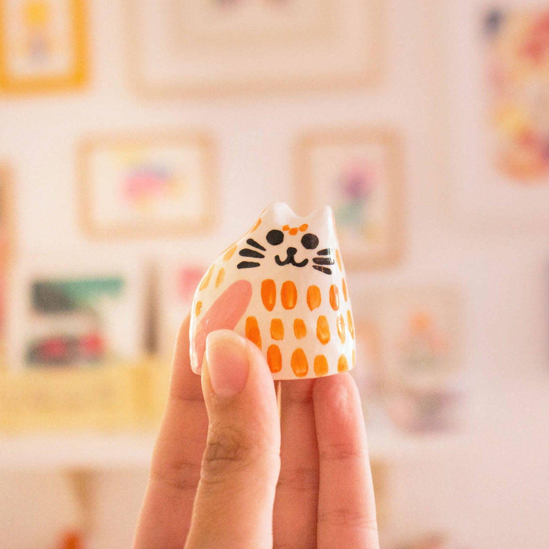 Ana Seixas Skulptur Kleine Keramikskulptur  |  Katze orange rosa bei Nauli and Stories
