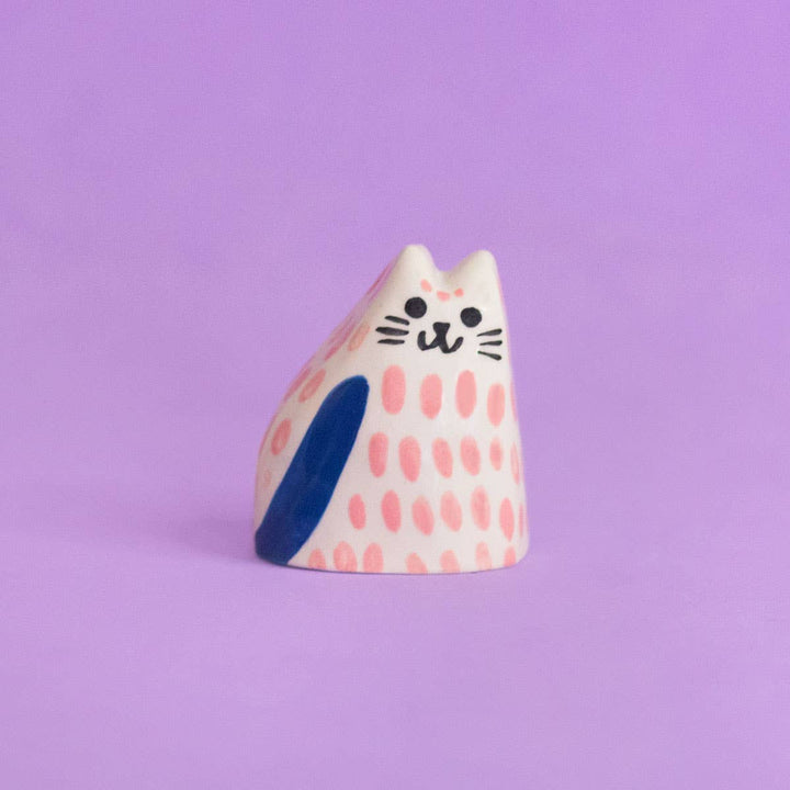 Ana Seixas Skulptur Kleine Keramikskulptur  |  Katze pink dunkelblau bei Nauli and Stories