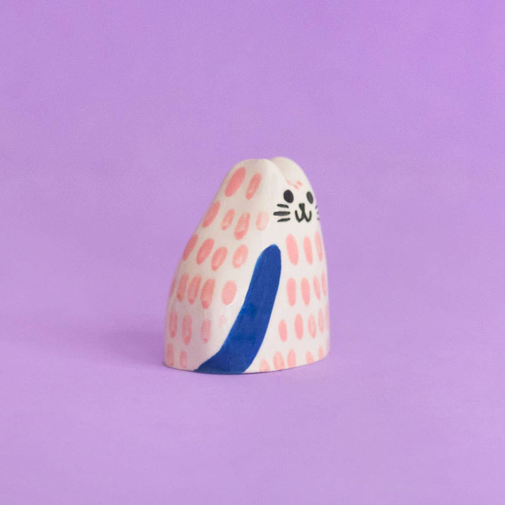 Ana Seixas Skulptur Kleine Keramikskulptur  |  Katze pink dunkelblau bei Nauli and Stories