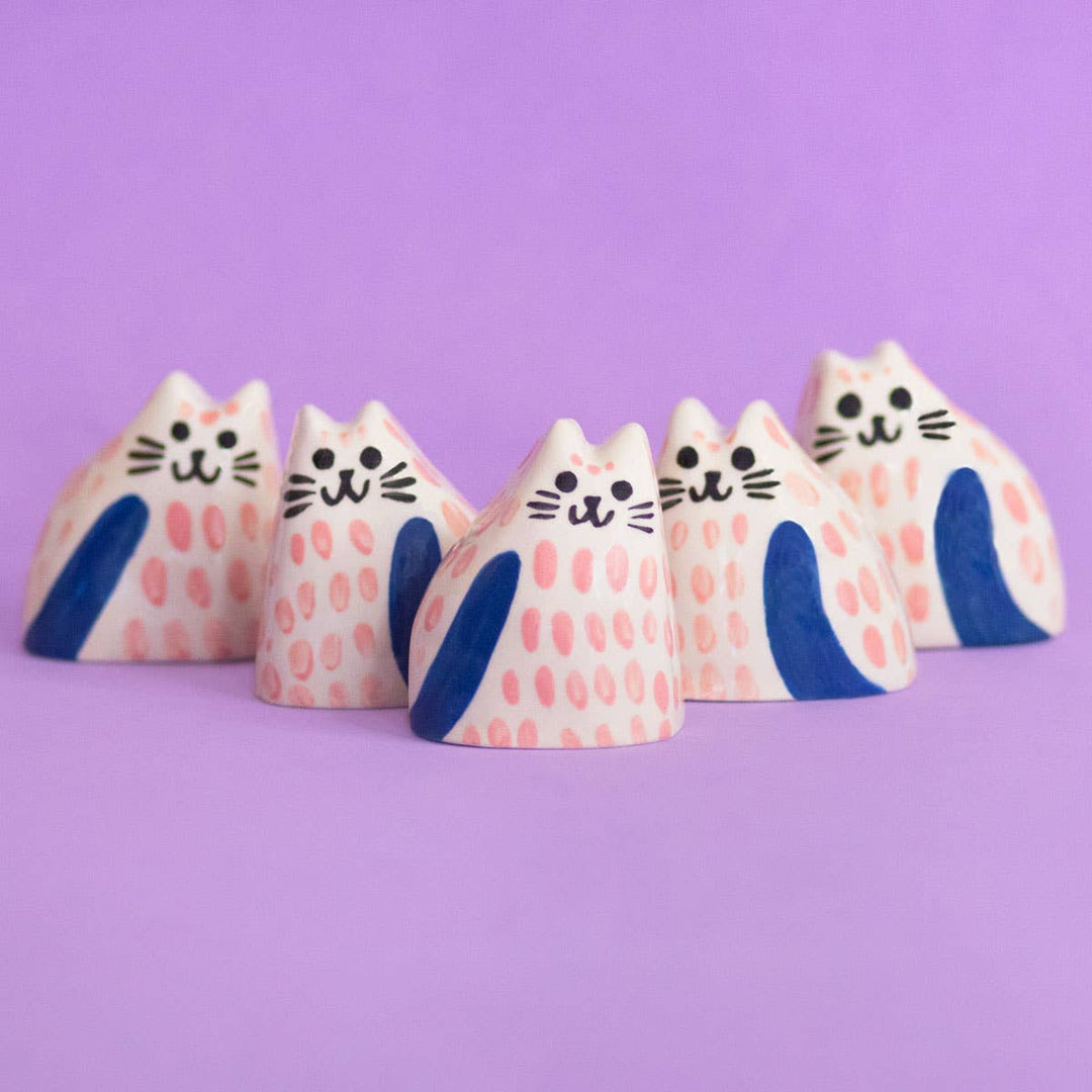 Ana Seixas Skulptur Kleine Keramikskulptur  |  Katze pink dunkelblau bei Nauli and Stories