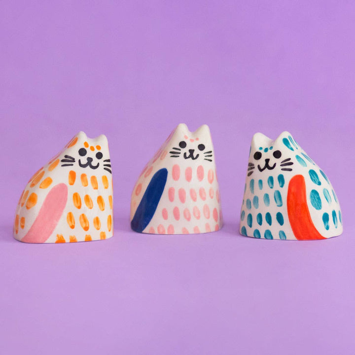 Ana Seixas Skulptur Kleine Keramikskulptur  |  Katze pink dunkelblau bei Nauli and Stories