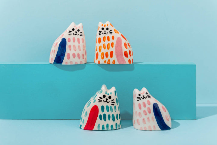Ana Seixas Skulptur Kleine Keramikskulptur  |  Katze pink dunkelblau bei Nauli and Stories