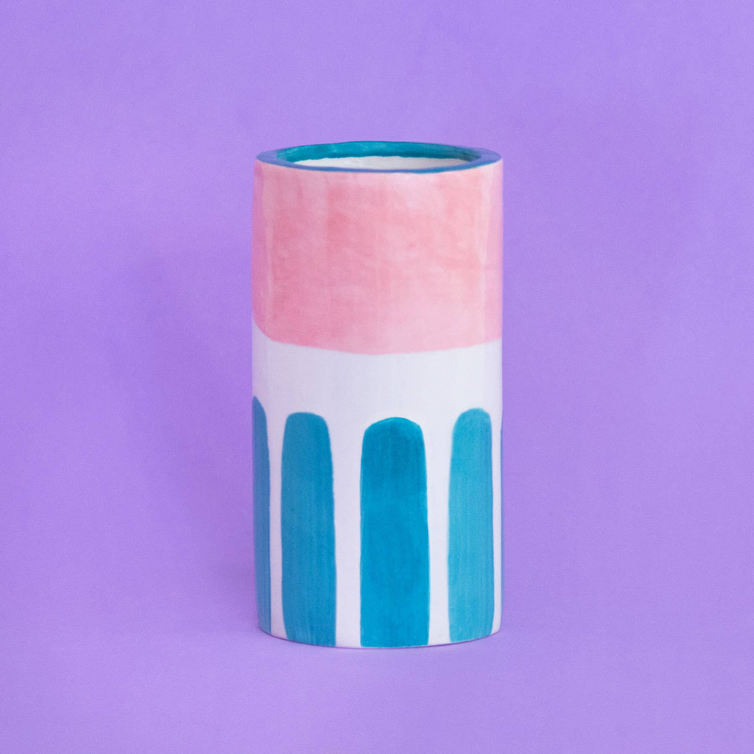 Ana Seixas Vase Vase | Ordnungshelfer Mädchen mit türkisen Streifen bei Nauli and Stories