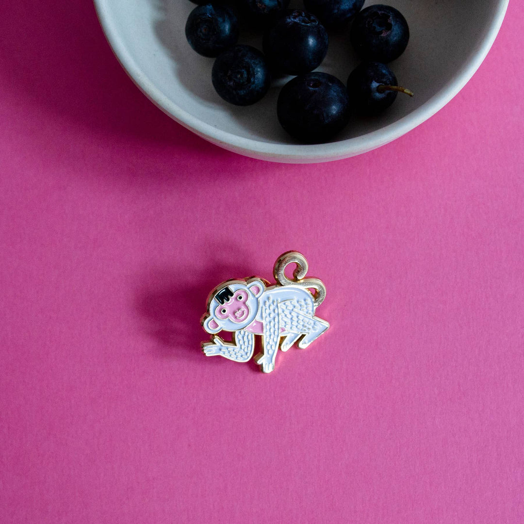 Ana Seixas Pin Anstecknadel Pin | Affe bei Nauli and Stories