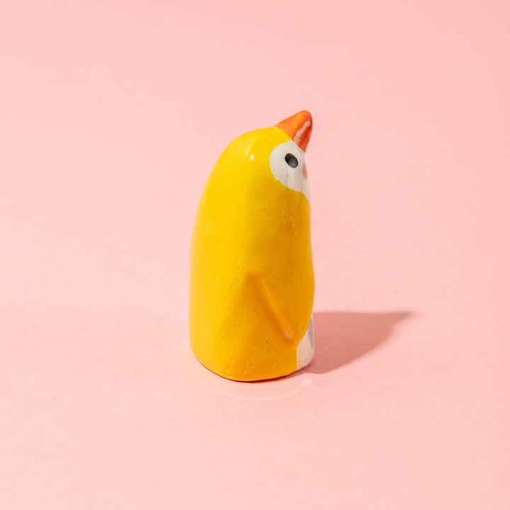 Ana Seixas Skulptur Kleine Keramikskulptur  |  Baby Pinguin gelb bei Nauli and Stories