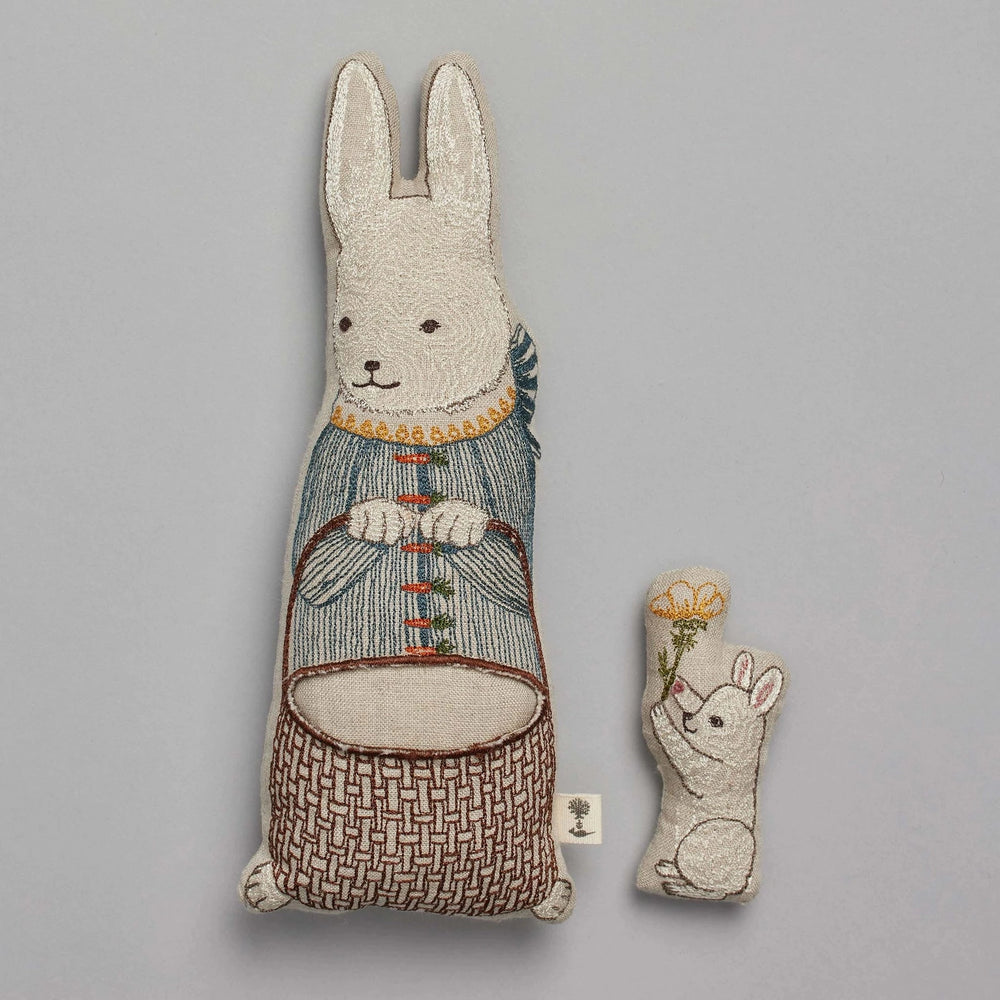 Coral & Tusk Sofakissen Hase mit Körbchen bei Nauli and Stories
