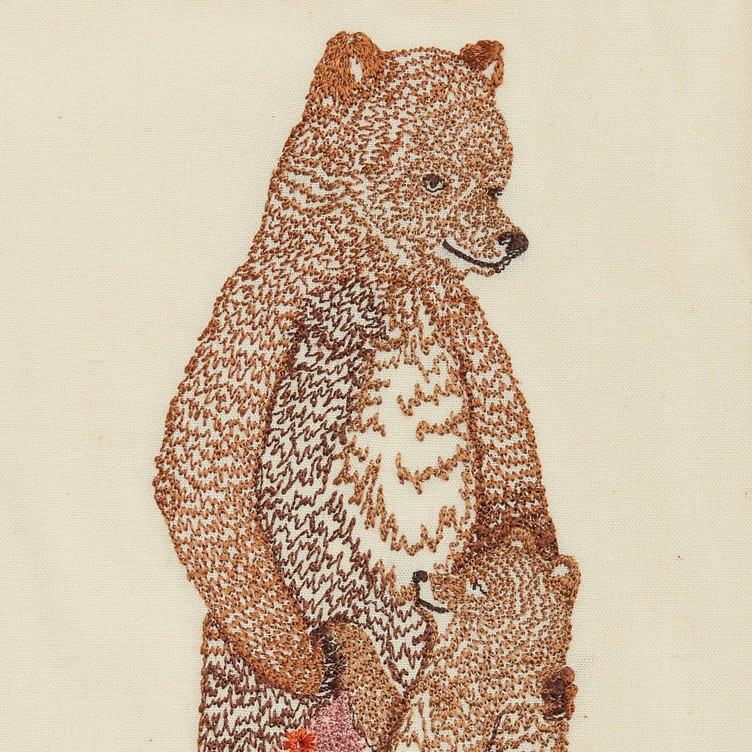 Coral & Tusk gesticktes Bild Gesticktes Bild: Mama Bär bei Nauli and Stories