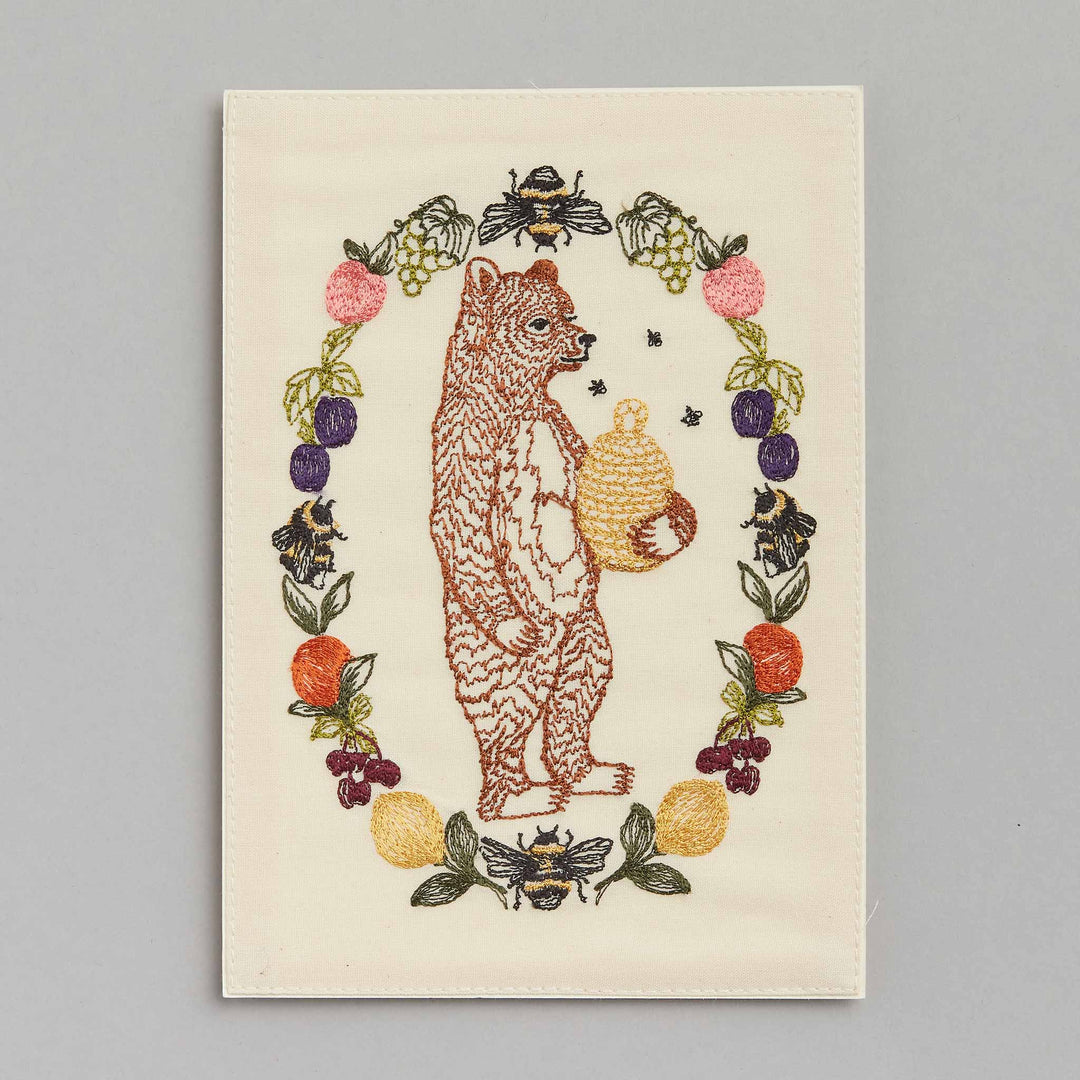 Coral & Tusk gesticktes Bild Gesticktes Bild: Honigbär bei Nauli and Stories
