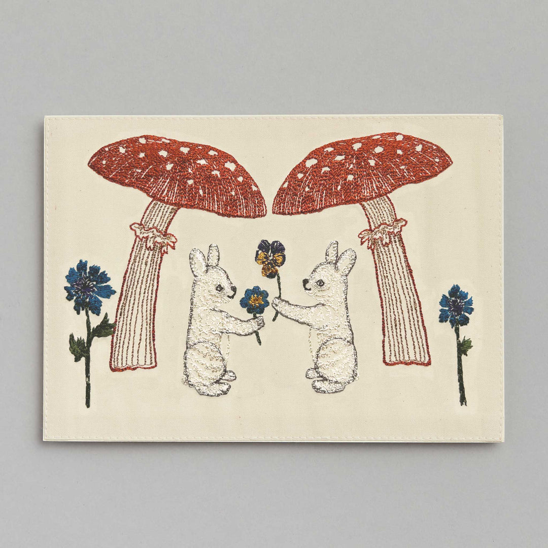 Coral & Tusk gesticktes Bild Gesticktes Bild: Pilzfreunde Hasen bei Nauli and Stories