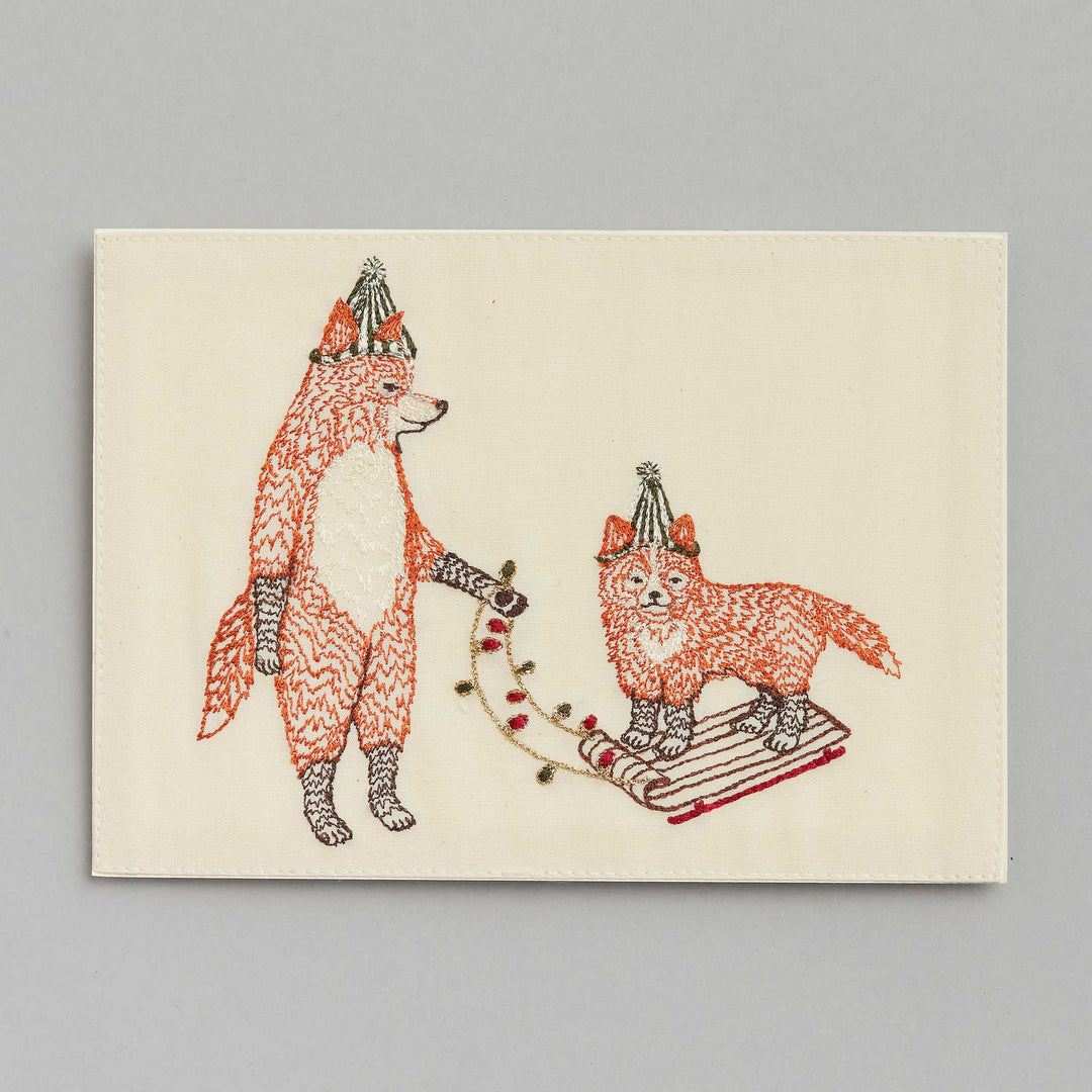 Coral & Tusk gesticktes Bild Gesticktes Bild: Fuchs auf dem Schlitten - gerahmt bei Nauli and Stories