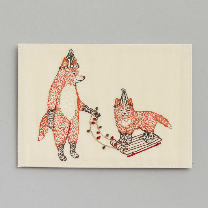 Coral & Tusk gesticktes Bild Gesticktes Bild: Fuchs auf dem Schlitten - gerahmt bei Nauli and Stories