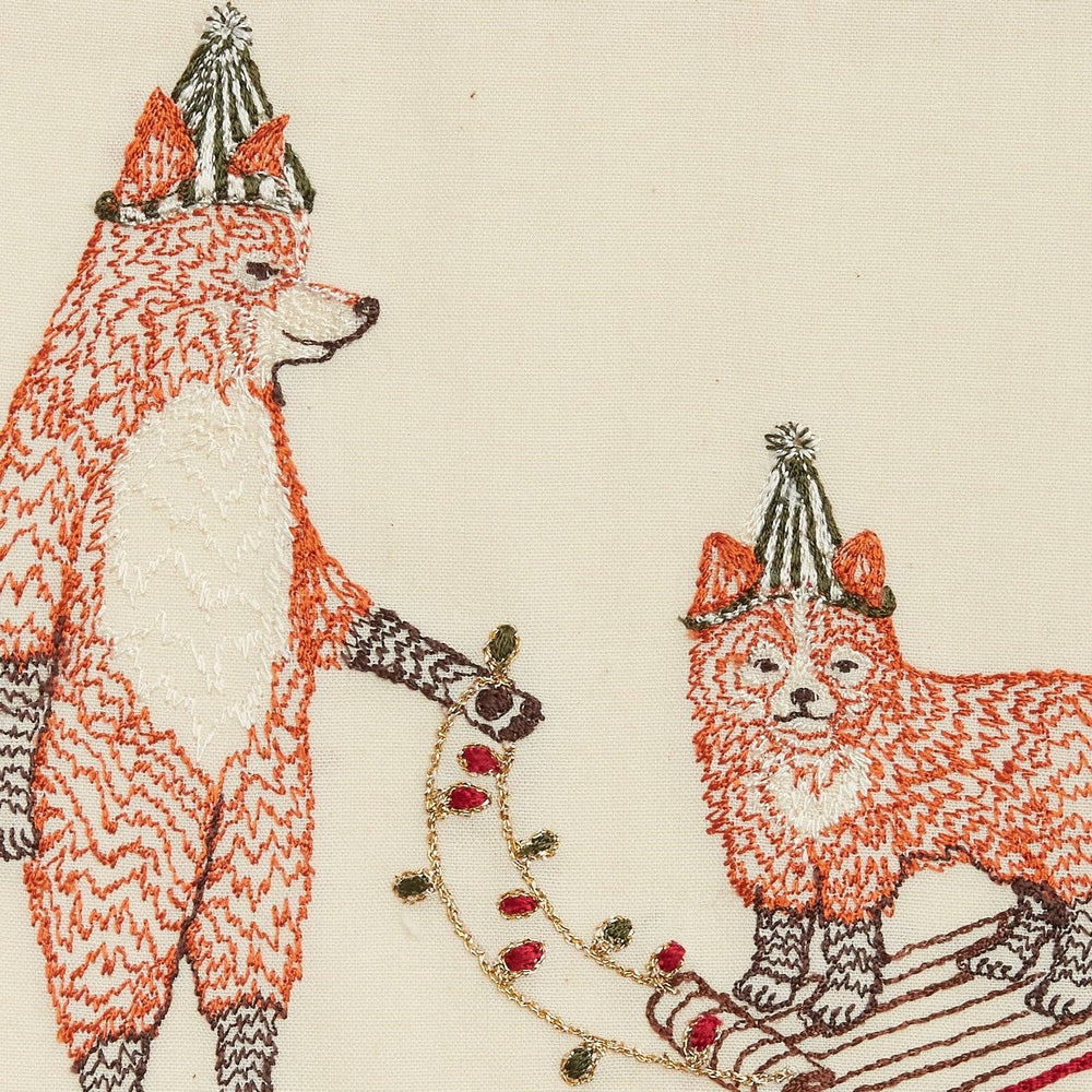 Coral & Tusk gesticktes Bild Gesticktes Bild: Fuchs auf dem Schlitten - gerahmt bei Nauli and Stories