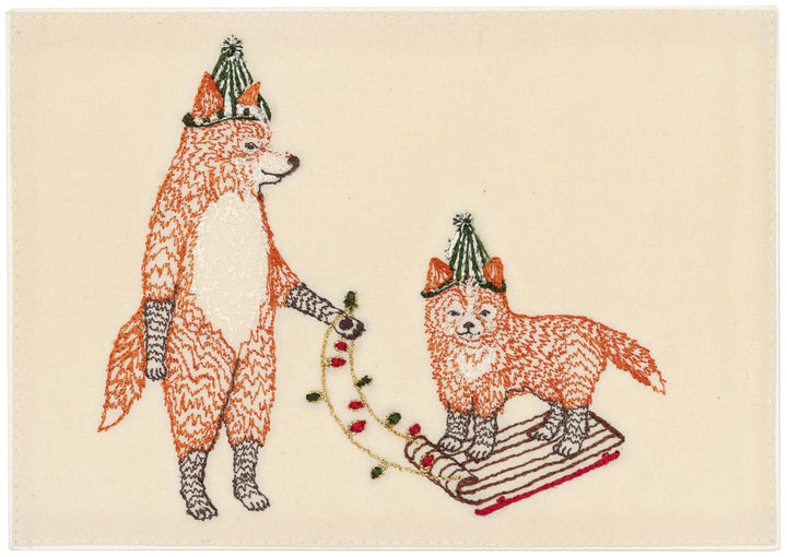 Coral & Tusk gesticktes Bild Gesticktes Bild: Fuchs auf dem Schlitten - gerahmt bei Nauli and Stories