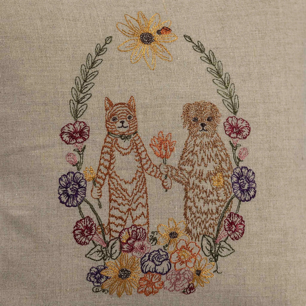 Coral & Tusk Sofakissen Cat and Dog Friends Garland Pillow bei Nauli and Stories