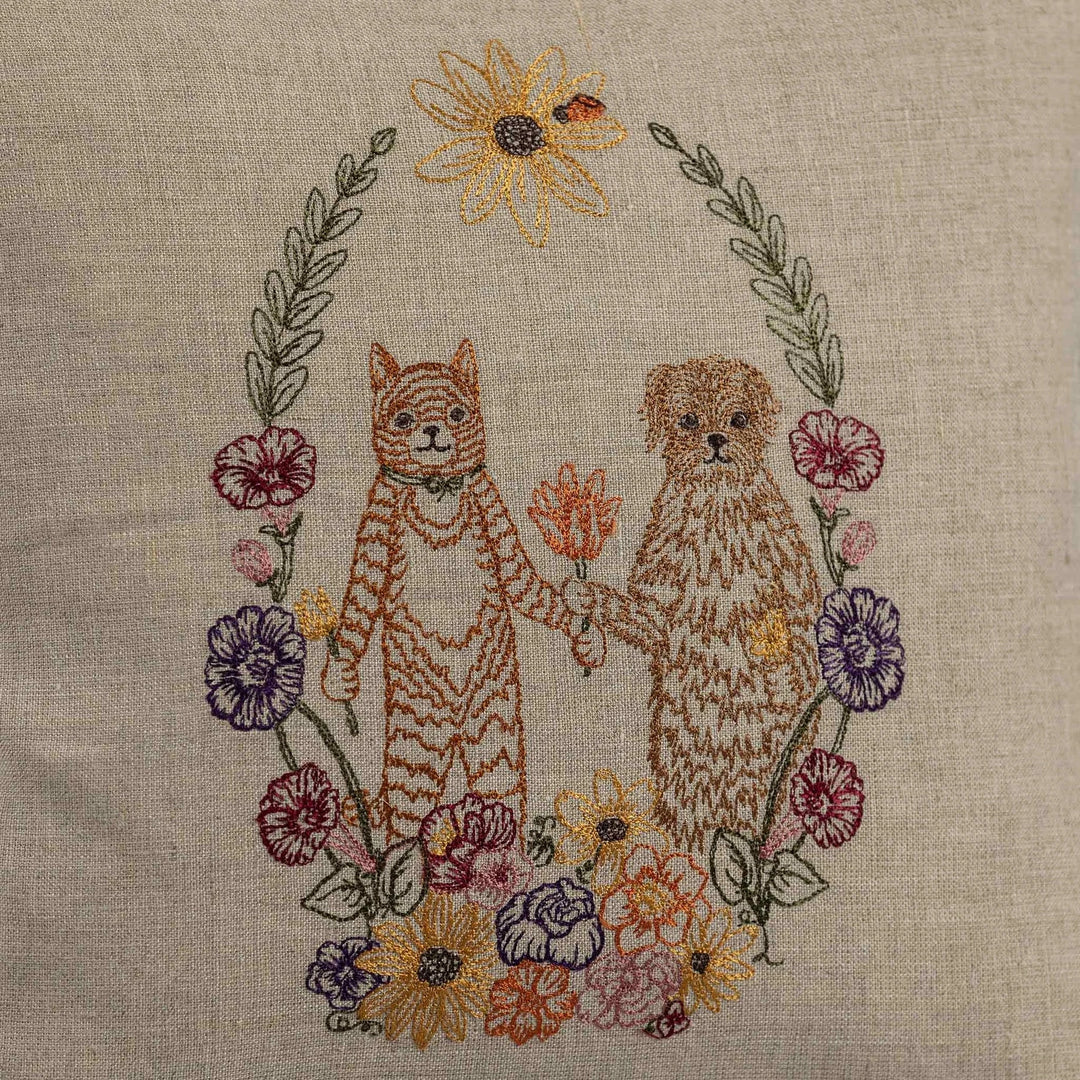 Coral & Tusk Sofakissen Cat and Dog Friends Garland Pillow bei Nauli and Stories
