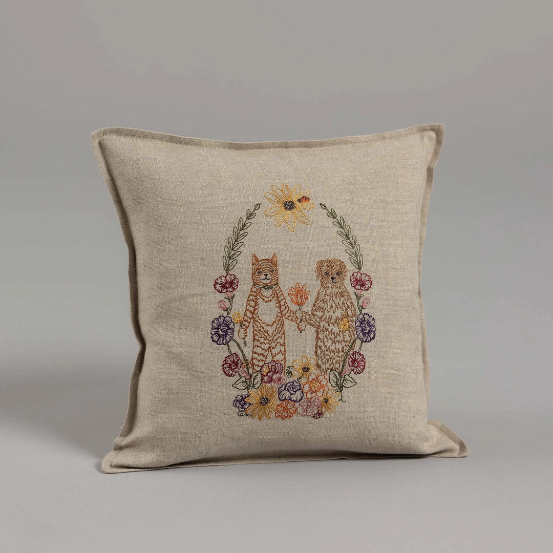 Coral & Tusk Sofakissen Cat and Dog Friends Garland Pillow bei Nauli and Stories