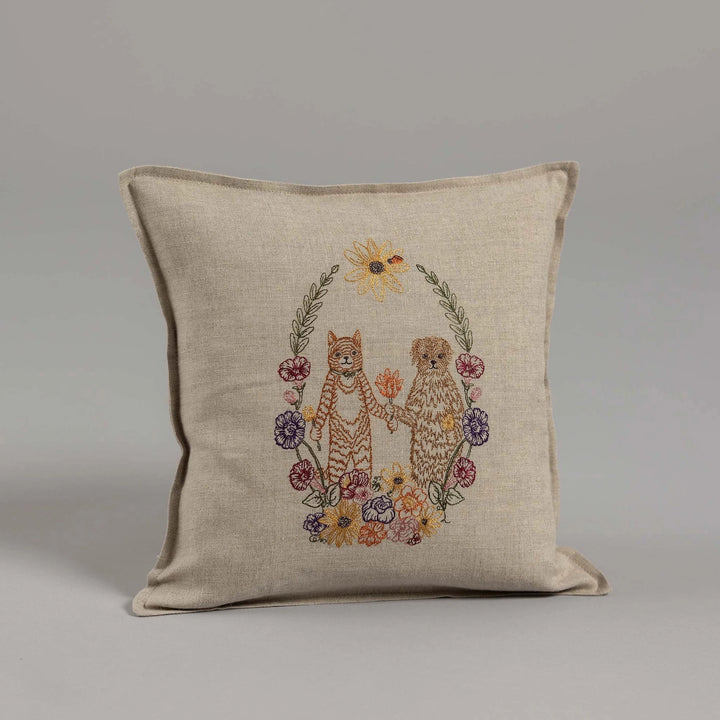Coral & Tusk Sofakissen Cat and Dog Friends Garland Pillow bei Nauli and Stories