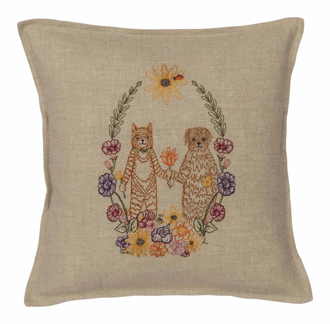 Coral & Tusk Sofakissen Cat and Dog Friends Garland Pillow bei Nauli and Stories