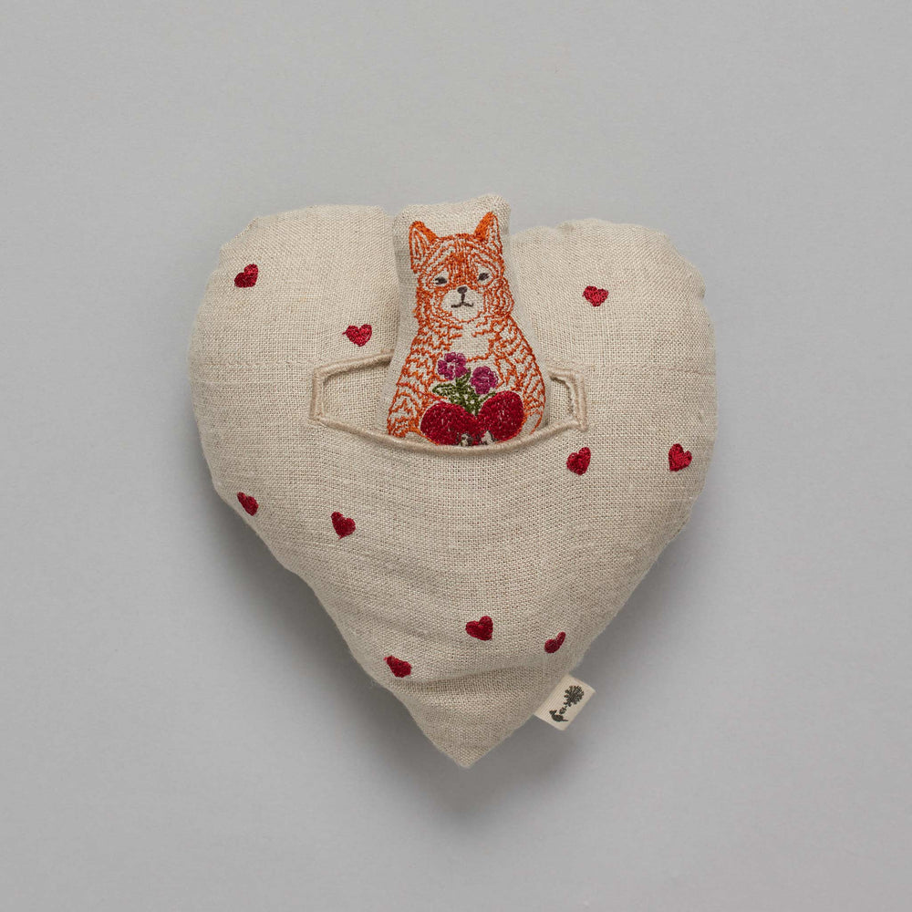 Coral & Tusk Kuschelkissen Fox in Love - besticktes Leinenkissen in Herzform mit Fuchspuppe bei Nauli and Stories