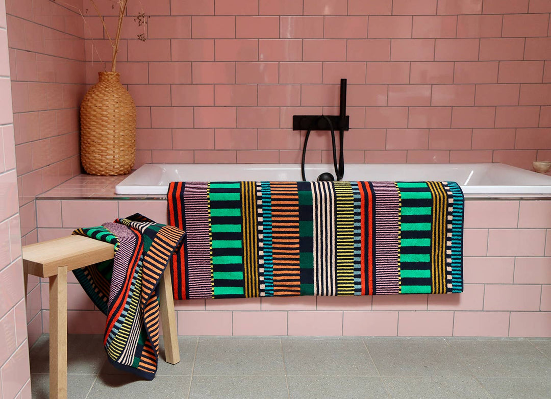 Donna Wilson Handtücher Badetuch Multi Stripe, 70 x 125 cm bei Nauli and Stories