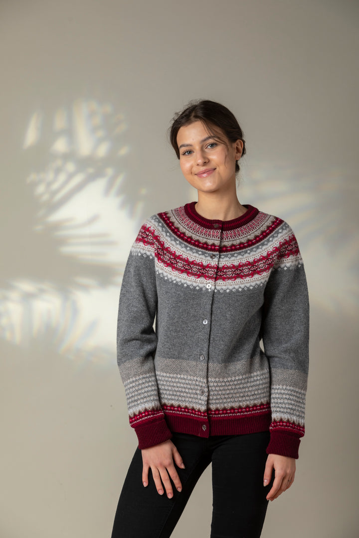 Eribé Strickjacke Strickjacke Alpine Cardigan Greyberry bei Nauli and Stories