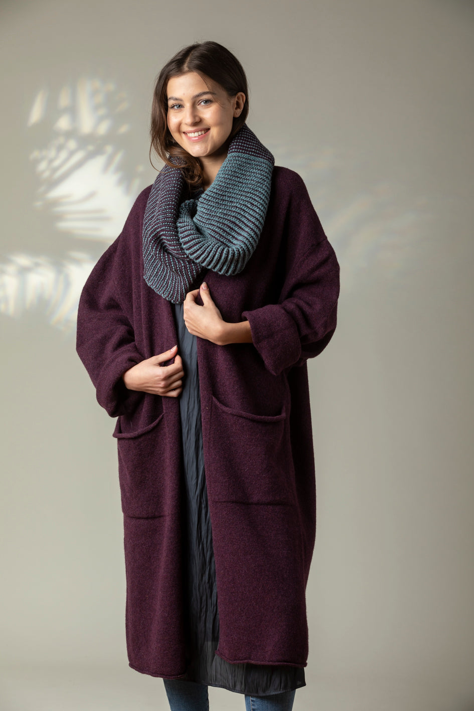 Eribé Strickmantel Strickmantel  Corry Long Cardigan Blackgrape bei Nauli and Stories