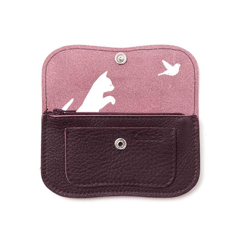 Keecie Geldbeutel aus Leder Cat Chase Wallet small - Aubergine -  Ledergeldbörse mit Siebdruck Katzen bei Nauli and Stories