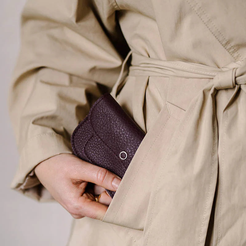 Keecie Geldbeutel aus Leder Cat Chase Wallet small - Aubergine -  Ledergeldbörse mit Siebdruck Katzen bei Nauli and Stories