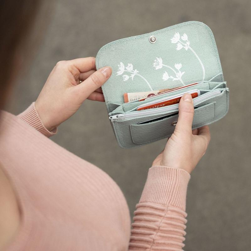 Keecie Geldbeutel aus Leder Forward Wallet - mintfarbene hellblaue Ledergeldbörse mit Siebdruck Innenleben bei Nauli and Stories