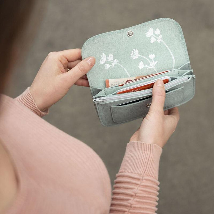 Keecie Geldbeutel aus Leder Forward Wallet - mintfarbene hellblaue Ledergeldbörse mit Siebdruck Innenleben bei Nauli and Stories