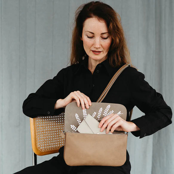 Keecie Handtasche Handtasche - Crossbodybag - aus Leder - Double Up - moss bei Nauli and Stories