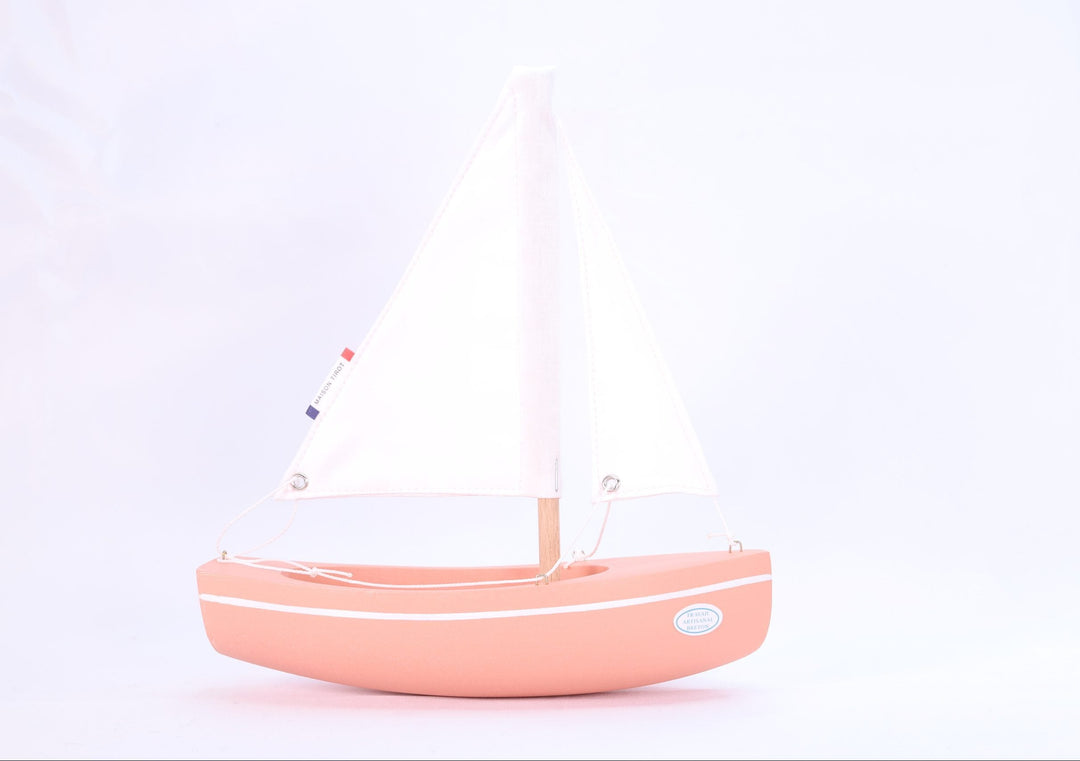 Maison Tirot Holzspielzeug Kleines Segelboot aus Holz - flamingo-rosa - 21 cm bei Nauli and Stories