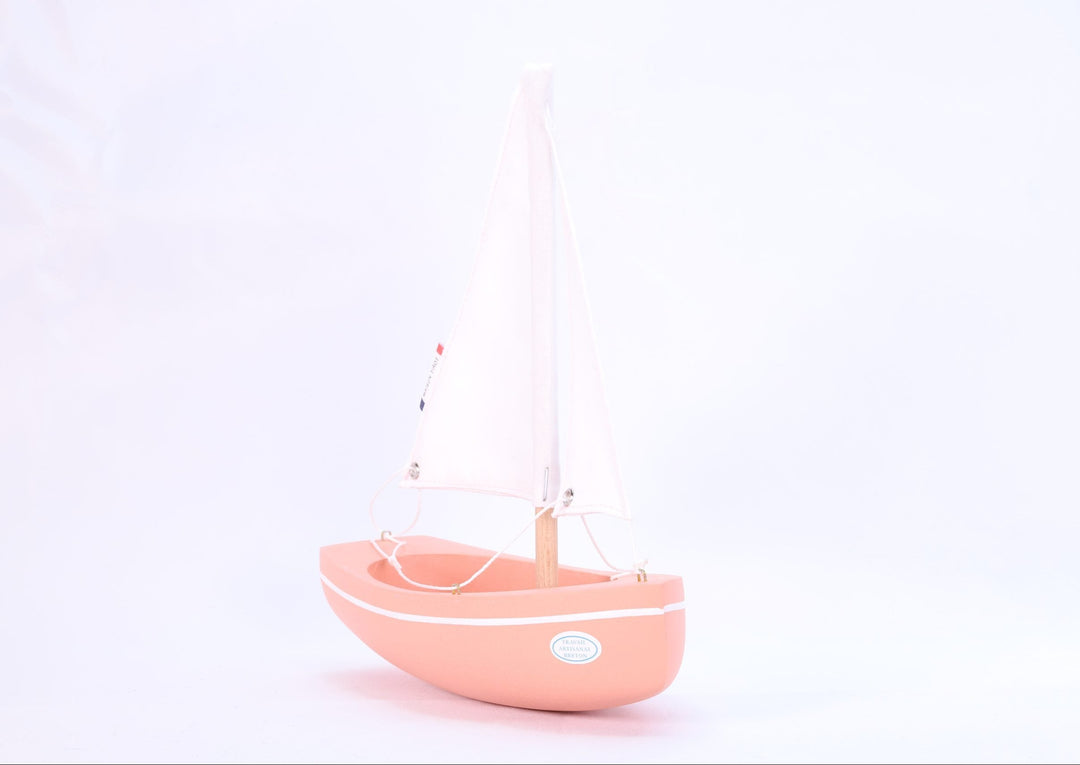Maison Tirot Holzspielzeug Kleines Segelboot aus Holz - flamingo-rosa - 21 cm bei Nauli and Stories