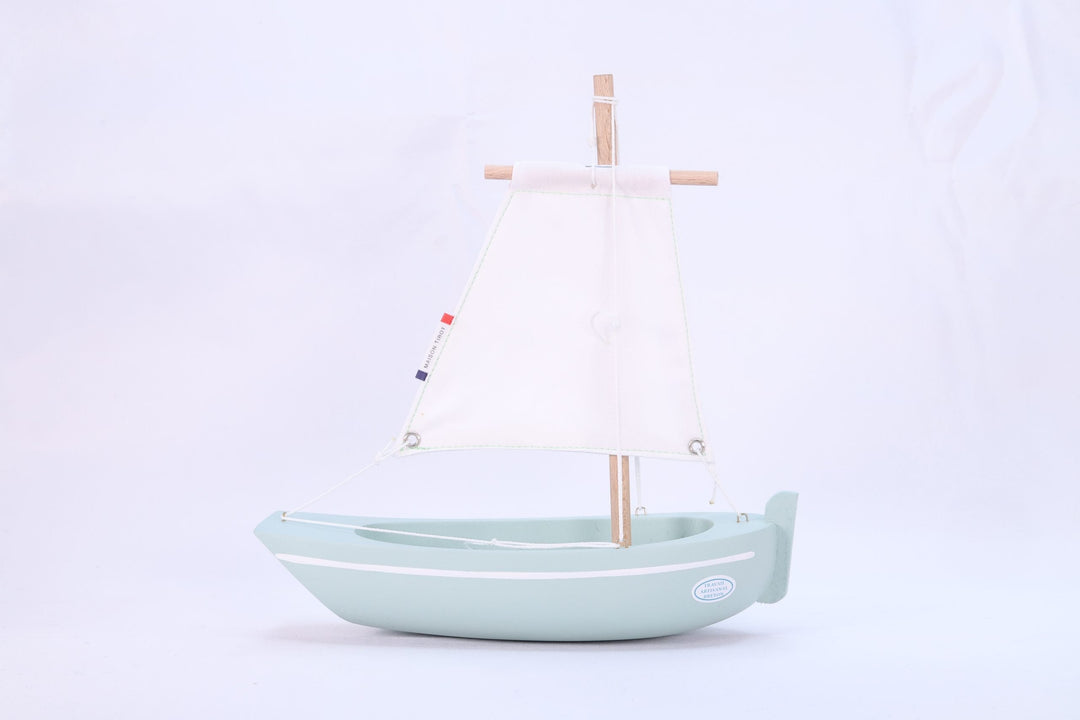 Maison Tirot Holzspielzeug Kleines Segelboot aus Holz - meergrün - 22 cm bei Nauli and Stories