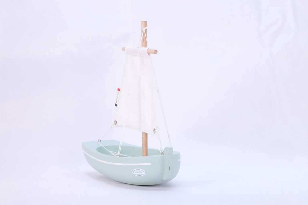 Maison Tirot Holzspielzeug Kleines Segelboot aus Holz - meergrün - 22 cm bei Nauli and Stories