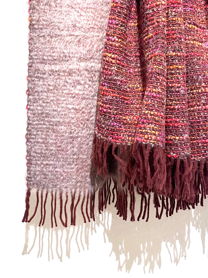 Mantas Ezcaray Sofadecke Mohair Decke - 130 x 200cm - Grau, Rot, Pink, orange bei Nauli and Stories