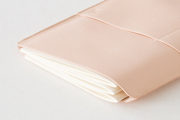 Midori Mappe MD Notebook Bag aus Ziegenleder | MD Goat Leather Vertical Bag A5 bei Nauli and Stories