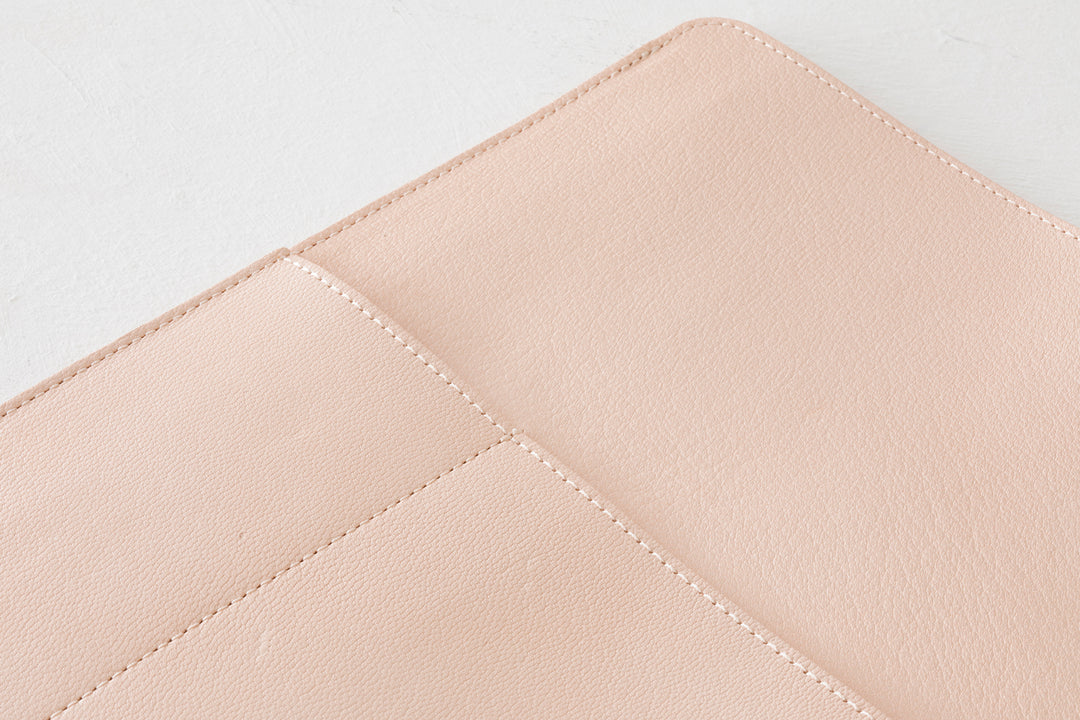 Midori Mappe MD Notebook Bag aus Ziegenleder | MD Goat Leather Vertical Bag A5 bei Nauli and Stories