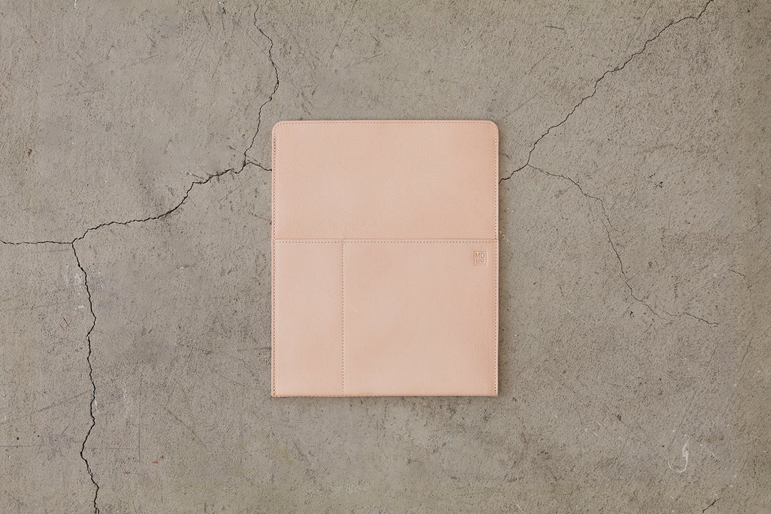 Midori Mappe MD Notebook Bag aus Ziegenleder | MD Goat Leather Vertical Bag A5 bei Nauli and Stories
