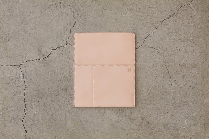 Midori Mappe MD Notebook Bag aus Ziegenleder | MD Goat Leather Vertical Bag A5 bei Nauli and Stories