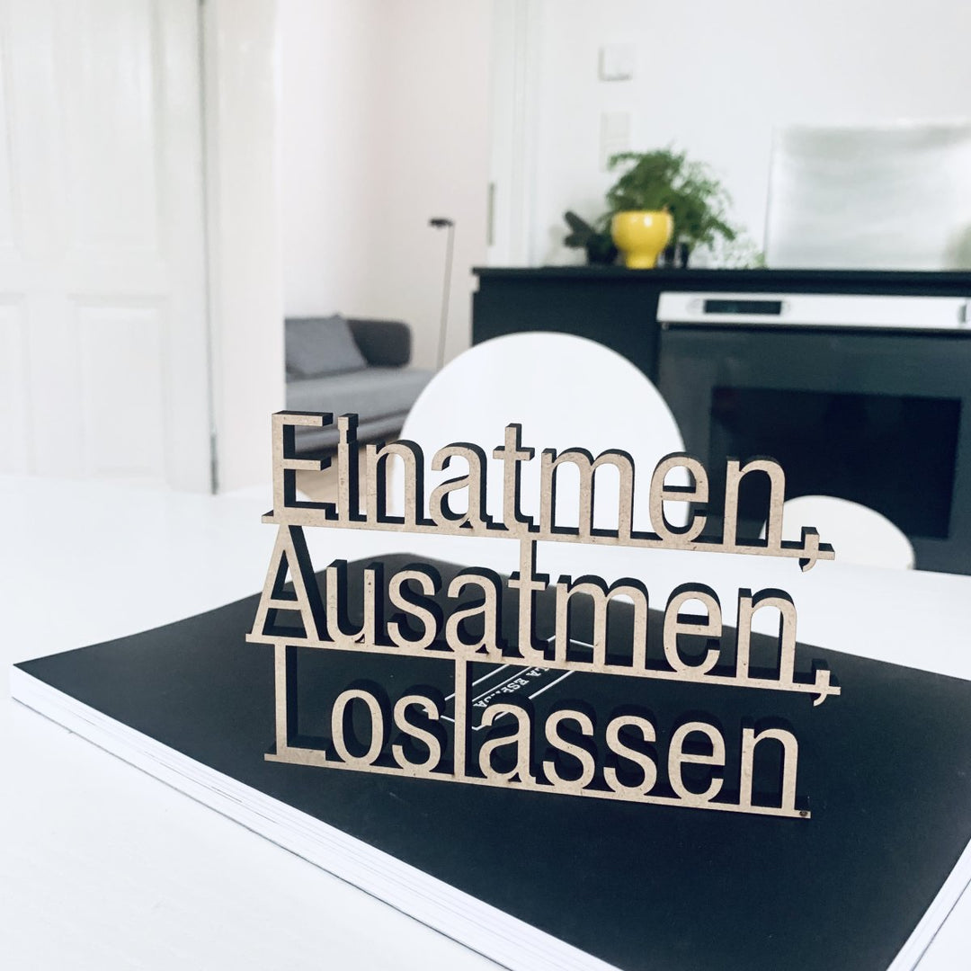 NoGallery Schriftzug Einatmen, Aussatmen, Loslasssen - 3D Schriftzug aus Holz bei Nauli and Stories
