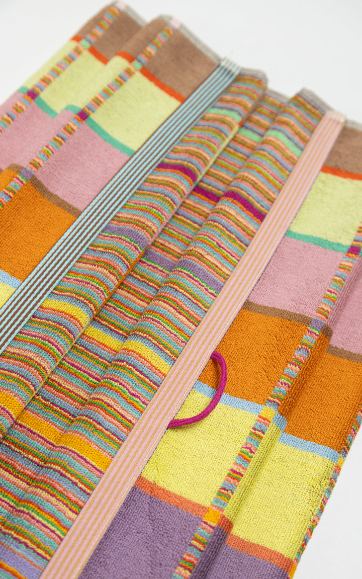 Odds & Ends Handtücher Frottee Badehandtuch #68 criss cross 60x120cm bei Nauli and Stories