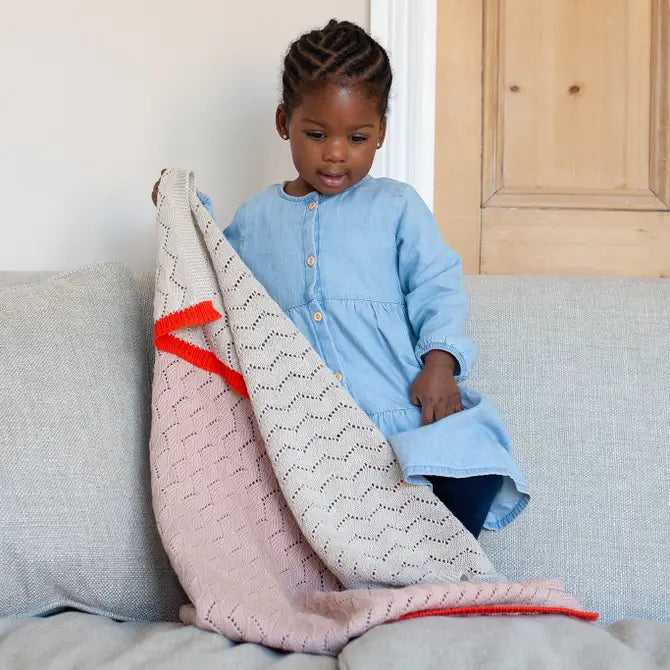 Sophie Home Babydecke Gestrickte Babydecke aus 100% Baumwolle rosa - creme bei Nauli and Stories
