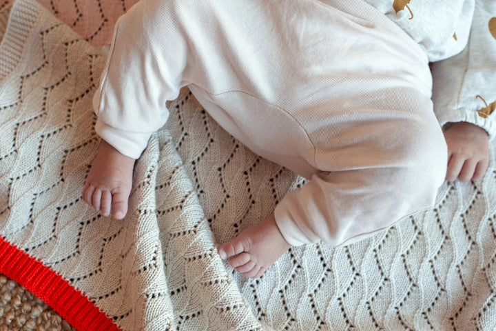 Sophie Home Babydecke Gestrickte Babydecke aus 100% Baumwolle rosa - creme bei Nauli and Stories