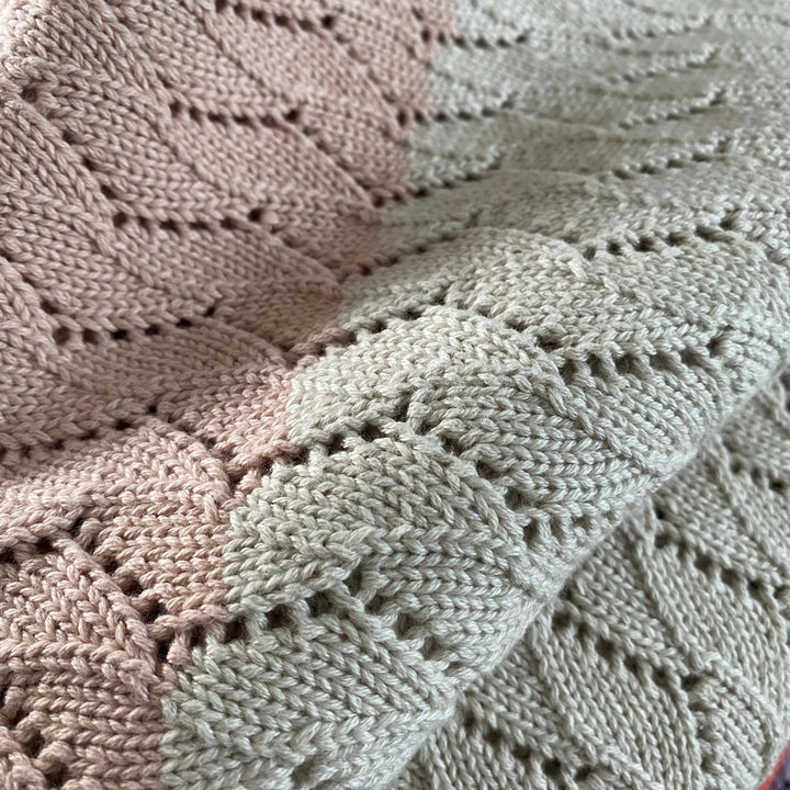 Sophie Home Babydecke Gestrickte Babydecke aus 100% Baumwolle rosa - creme bei Nauli and Stories