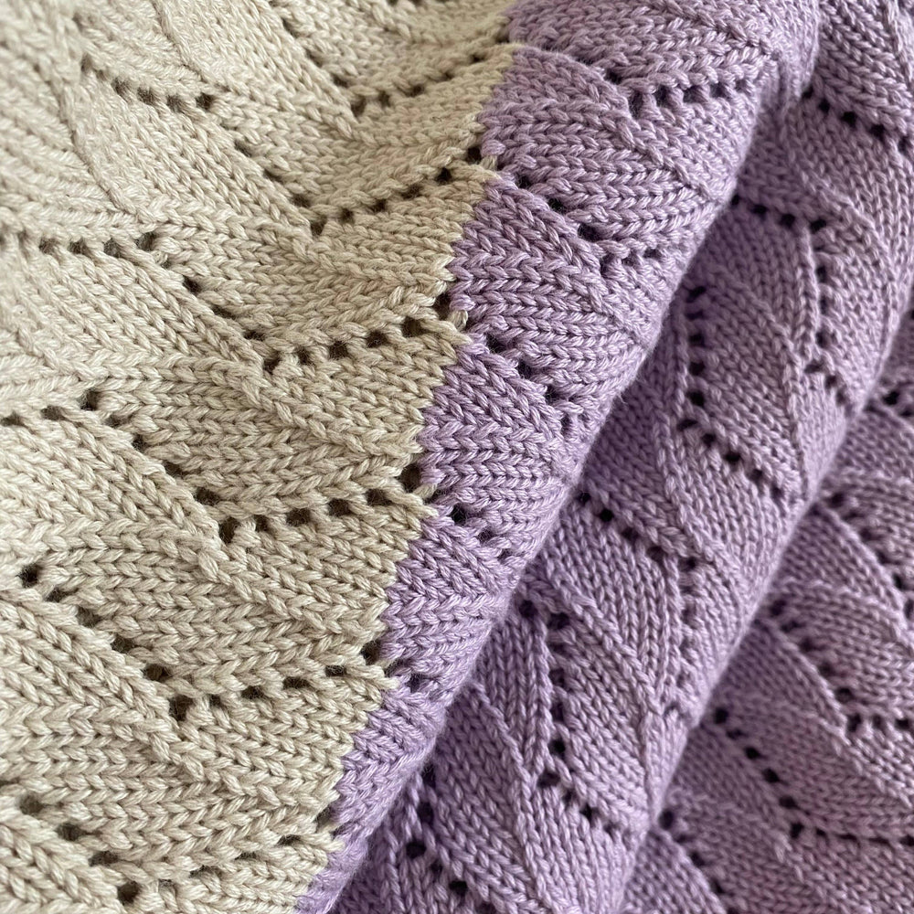 Sophie Home Babydecke Babydecke aus Baumwollstrick — Zigzag Knit: Fliederfarben/Cremefarben bei Nauli and Stories