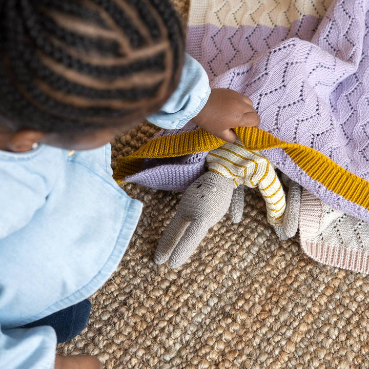 Sophie Home Babydecke Babydecke aus Baumwollstrick — Zigzag Knit: Fliederfarben/Cremefarben bei Nauli and Stories