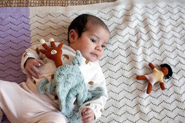Sophie Home Babydecke Babydecke aus Baumwollstrick — Zigzag Knit: Fliederfarben/Cremefarben bei Nauli and Stories