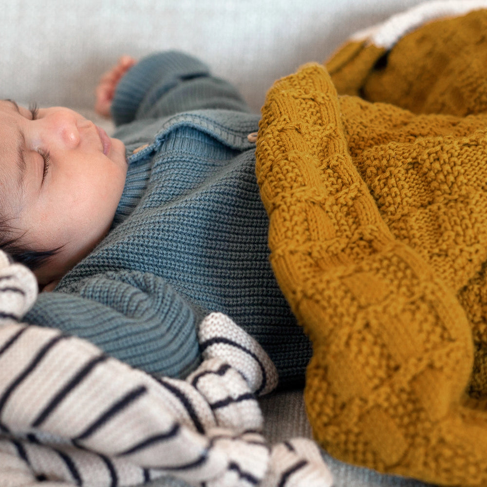 Sophie Home Babydecke Babydecke aus Baumwollstrick — Zopfmuster: Citrus & Cream bei Nauli and Stories
