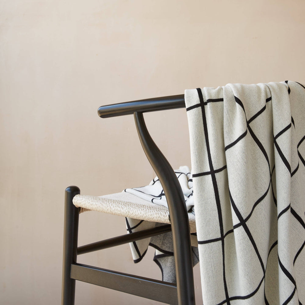 Sophie Home Sofadecke Strickdecke aus Baumwolle — Gitter: Schwarz bei Nauli and Stories